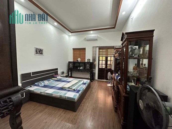 Bán nhà khu dân trí cao Nguyễn Công Trứ, 68m 3 tầng sân cổng riêng GIÁ 4.5 tỉ