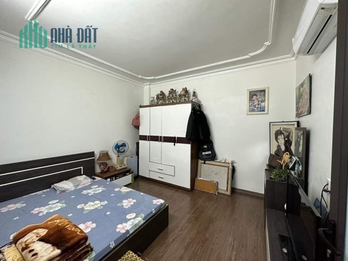Bán nhà khu dân trí cao Nguyễn Công Trứ, 68m 3 tầng sân cổng riêng GIÁ 4.5 tỉ