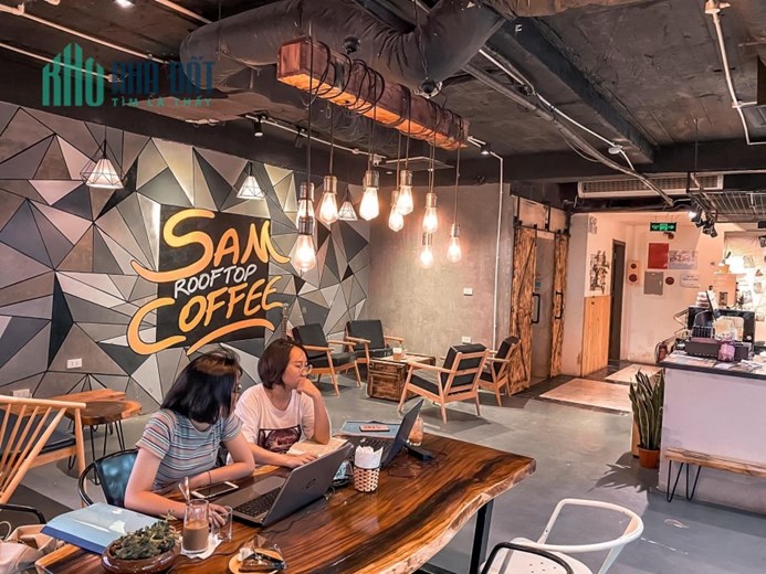 SANG NHƯỢNG QUÁN VÀ THƯƠNG HIỆU SAM ROOFTOP COFFEE ĐANG KINH DOANH CÓ KHÁCH TẠI 212 NGUYỄN TRÃI,