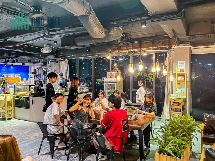 SANG NHƯỢNG QUÁN VÀ THƯƠNG HIỆU SAM ROOFTOP COFFEE ĐANG KINH DOANH CÓ KHÁCH TẠI 212 NGUYỄN TRÃI,