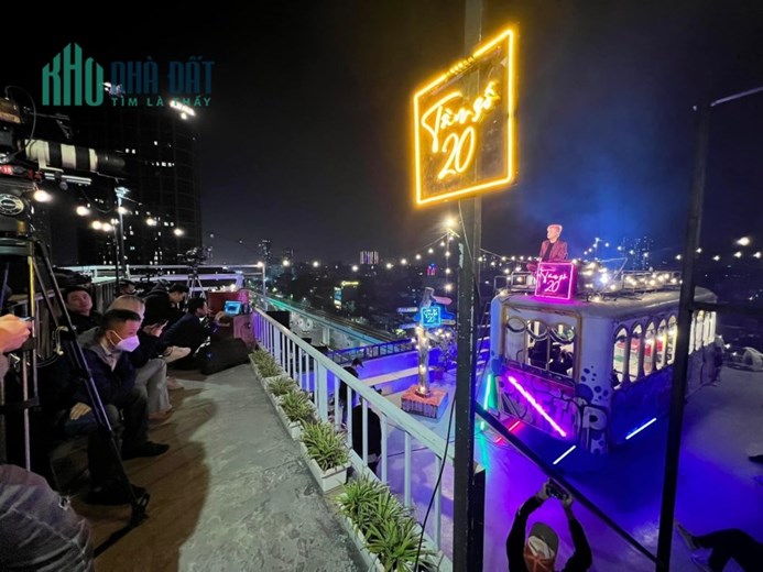 SANG NHƯỢNG QUÁN VÀ THƯƠNG HIỆU SAM ROOFTOP COFFEE ĐANG KINH DOANH CÓ KHÁCH TẠI 212 NGUYỄN TRÃI,