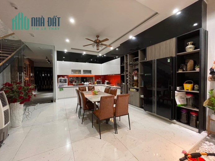 Bán nhà mặt phố Ngô Gia Tự , Long Biên. DT430x10m. Phù hợp xây toà văn phòng 7 tầng. Giá 38 tỷ.