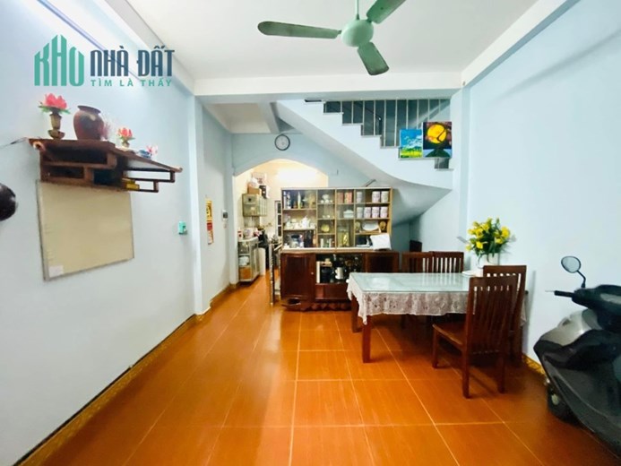 Giảm giá 700tr !!! Bán gấp nhà Tây Hồ ô tô đỗ cửa 40m2,4 tầng giá 3.x tỷ