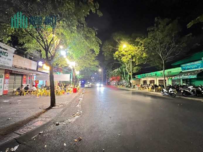 CẦN SANG QUÁN ỐC CÓ VỈA HÈ RỘNG ĐANG HOẠT ĐỘNG TỐT