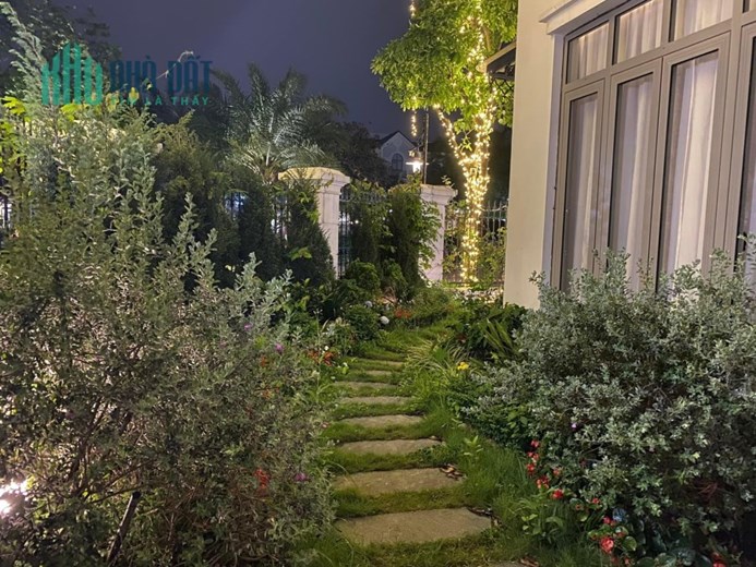 Bán biệt thự sân vườn Tulip Vinhomes Riverside, Lô góc, Vị trí đẹp, 327m2, MT 30m, 99 tỷ