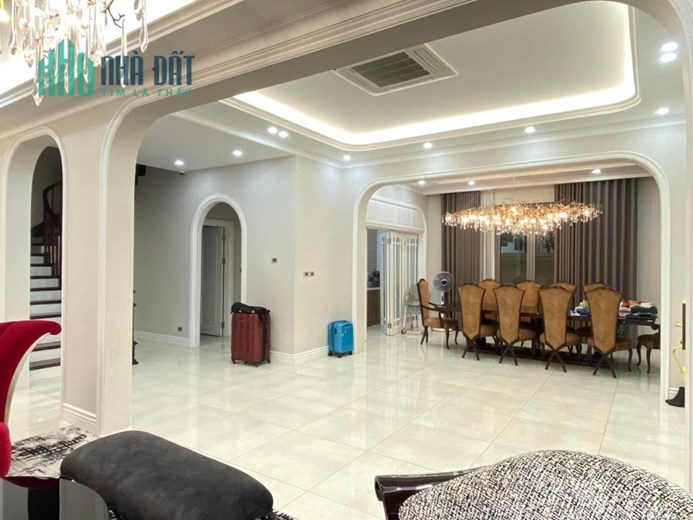 Bán biệt thự sân vườn Tulip Vinhomes Riverside, Lô góc, Vị trí đẹp, 327m2, MT 30m, 99 tỷ