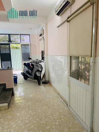 NHÀ 3 MẶT - XE HƠI TIẾP CẬN - VỊ TRÍ ĐẸP TẶNG NHÀ 3 TẦNG.