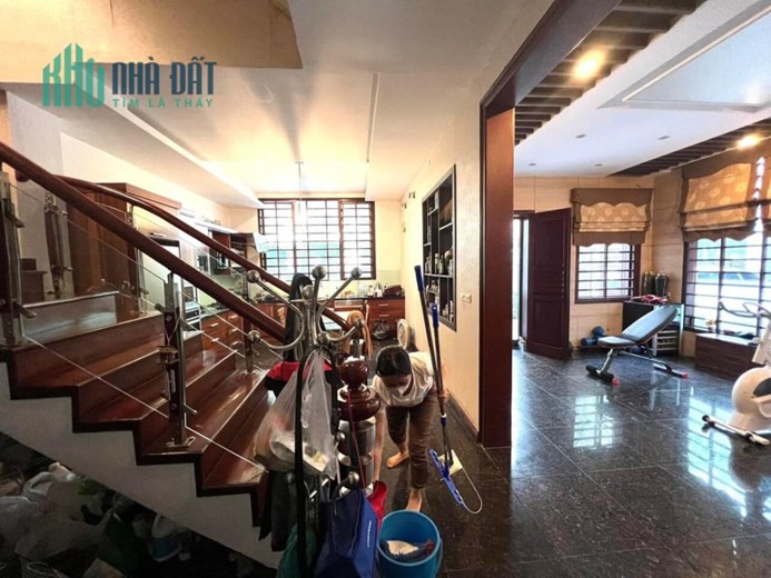 Bán biệt thự Trần Kim Xuyến, Ô Tô tránh, Dân trí cực cao, Hiếm nhà bán, 155m2, MT 10m,45tỷ