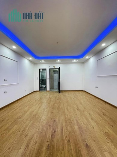 Bán nhà 81m2 phố Nguyễn Văn Cừ, Long Biên Gara Ô tô đua Thang máy Nội thất Đẳng Cấp 10.3 Tỷ