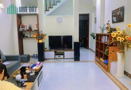 nhà dân xây cực kỳ chắc chắn , gần ngay mặt phố , ngõ thoáng rộng