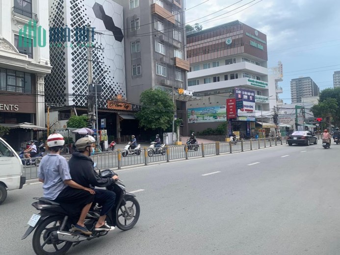 bán nhà  MẶT TIỀN NTT Q7 NGANG KHỦNG