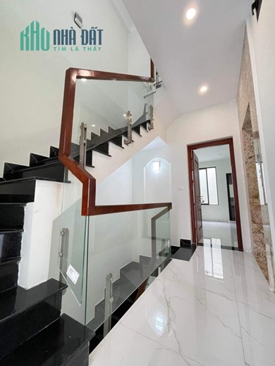 Bán nhà 84m2 phố Nguyễn Văn Cừ, Long Biên Gara Ô tô đua Thang máy Nhập Nội thất Cao Cấp 10.2 Tỷ