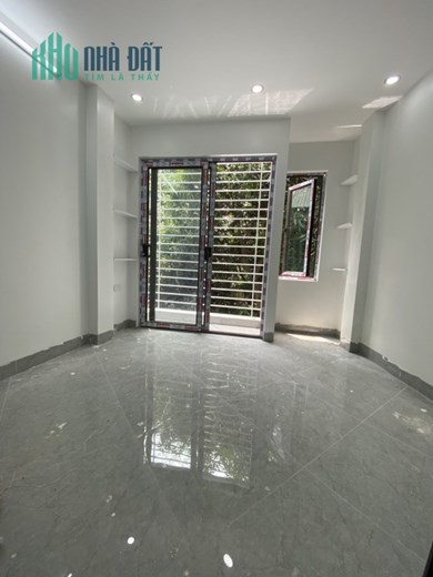 Bán nhà Linh Nam, nhà 3 tầng giá hơn 1 tỷ.
