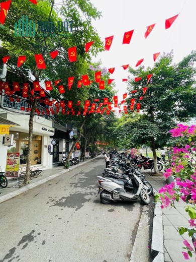 Bán tòa nhà Mặt Hồ Ngọc Khánh, Ba Đình 110m, 7T, MT 7m, hiếm đẹp, vị trí độc tôn.