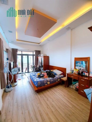 NHÀ DIỆN TÍCH LỚN 160M2 - Ở VÀ CHO THUÊ - 20 TRIỆU THÁNG - HẺM XE HƠI - NỞ HẬU NHIỀU TÀI LỘC.