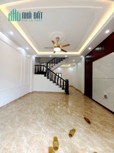 Siêu phẩm 3 tầng mặt ngõ Khúc Thừa Dụ, ô tô để trong nhà, giá 3.2 tỷ