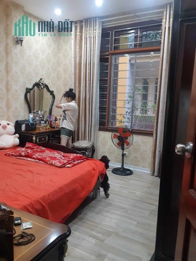 Cho thuê nhà nguyên căn, HGĐ, Hoàng Quốc Việt 35m2, 5T, 4N, 15tr, đủ đồ.