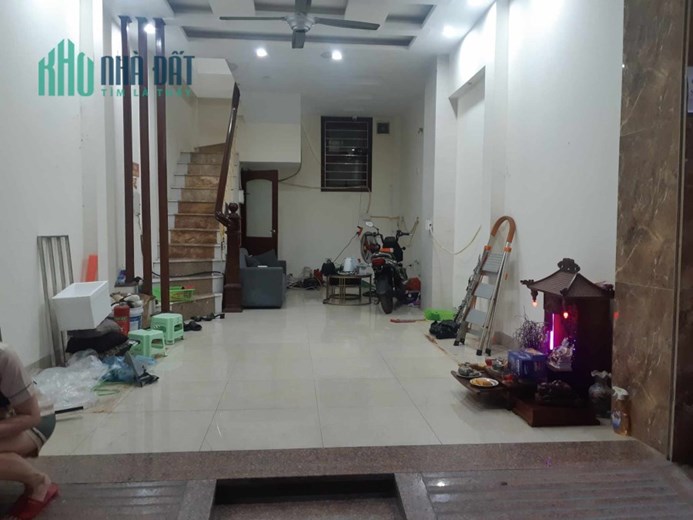 Cho thuê nhà nguyên căn, HGĐ, Hoàng Quốc Việt 35m2, 5T, 4N, 15tr, đủ đồ.