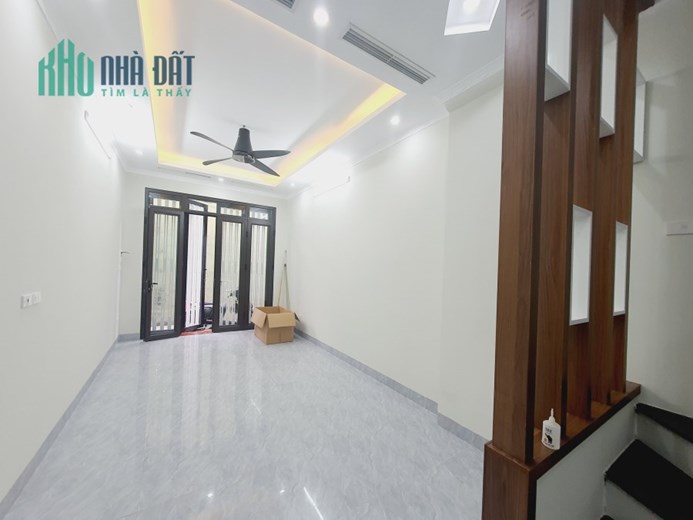 NHÀ SIÊU ĐẸP ,TRẦN CUNG NHÀ XÂY 5 TẦNG ,GẦN BỆNH VIỆN