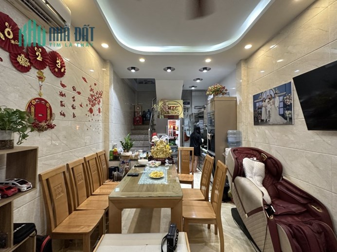 NGÃ TƯ SỞ, CẠNH ROYAL CITY, LẠ VÀ ĐẶC BIỆT
35M x 6T, 4,3 tỷ