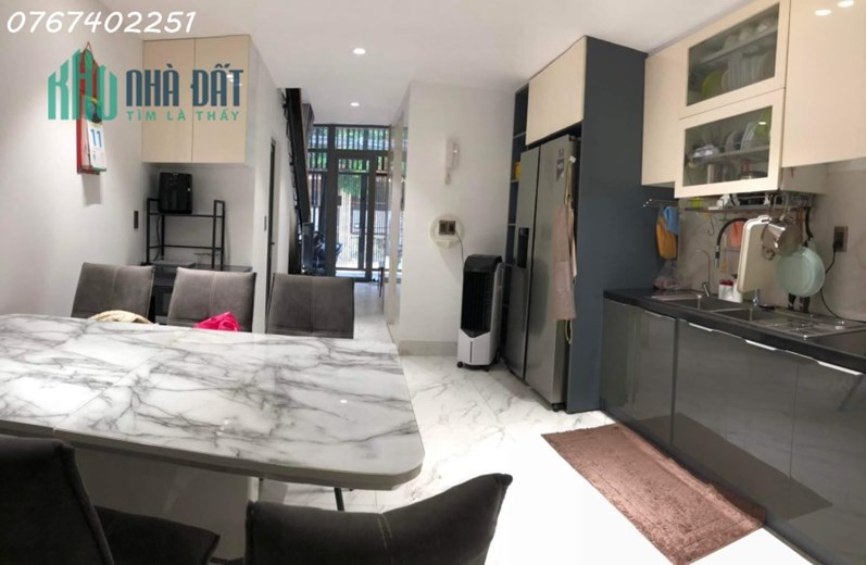 Bán Nhà Trung Tâm Hải Châu, Nhà 5 tầng có thang máy sịn sò, Dt 60m2, chỉ 5,5 tỷ ( 0767402251 )