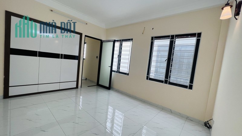 Nhà 5 tầng mới koong phố Ngọc Lâm, ô tô cách 10m, DT 41m2, MT 6.2m, giá 4.1 tỷ