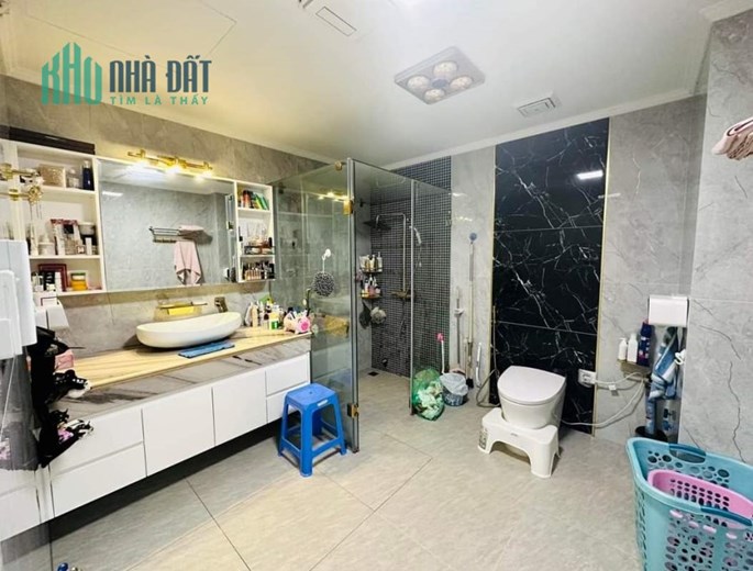 Tôi bán Gấp Lô GÓC KĐT Văn Phú gần trường Marie Curie 130m2 chỉ 15.89 tỷ. LH 0989.62.6116