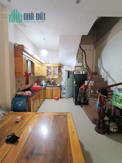 Bán nhà Phân Lô, Oto đỗ cổng Hoàng Mai, 42m, 5T, dân xây, gần phố, kinh doanh online.