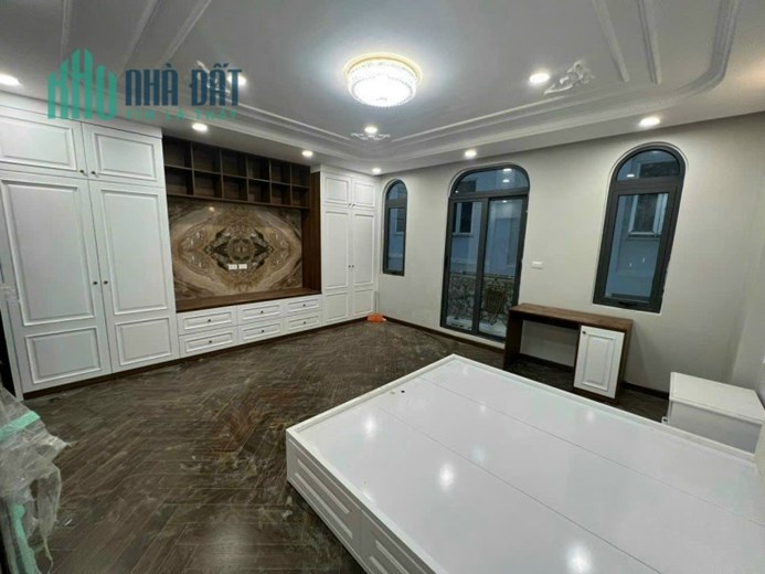 NHÀ PHỐ NGUYỄN SƠN, THANG MÁY ĐẸP NHƯ MƠ, TOÀN NỘI THẤT XỊN XÒ, KINH DOANH Ô TÔ TRÁNH.