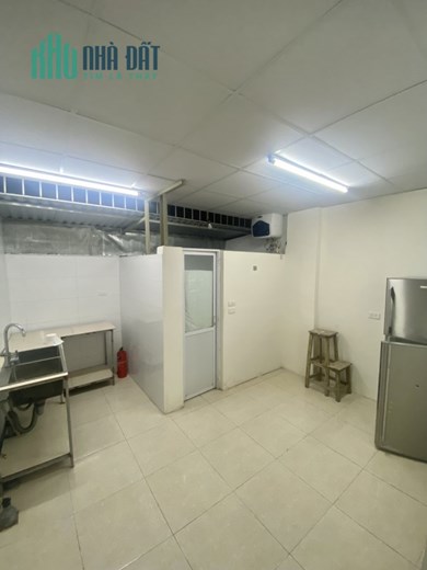Cho thuê nhà tại Yên Hoà, Cầu Giấy 150m2 3 tầng.