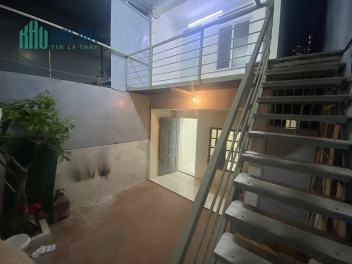 Cho thuê nhà tại Yên Hoà, Cầu Giấy 150m2 3 tầng.