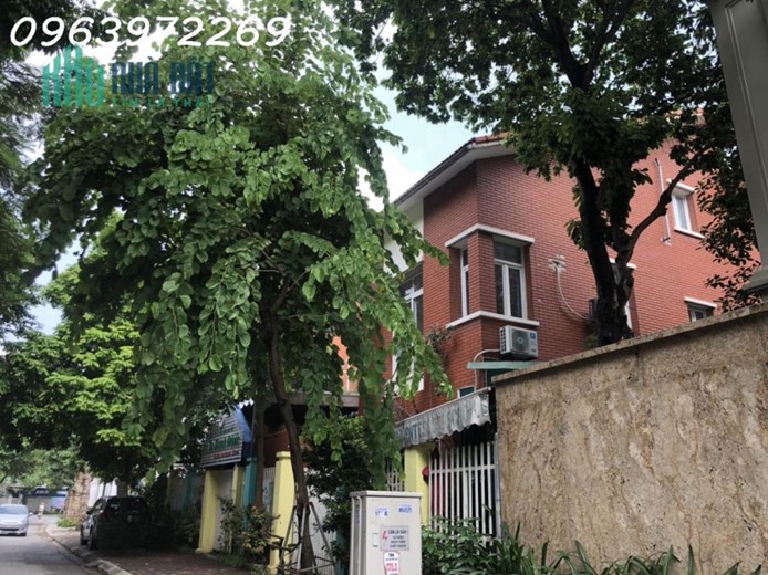 Chính chủ cho thuê biệt thự 500m2 Làng Việt Kiều Châu Âu vị trí giao thông đẹp