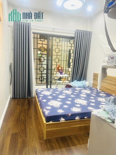HOA HẬU TÁI XUẤT ĐỘI CẤN , BA GÁC ĐỖ CỬA , CÁCH 30m Ô TÔ TRÁNH