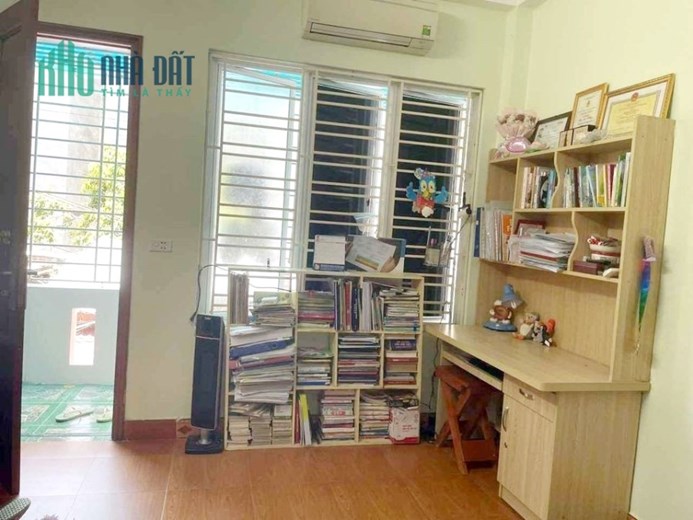 Bán nhà đường Miếu Hai Xã, 40m 3 tầng độc lập sân cổng riêng GIÁ 2 tỉ, ngõ nông