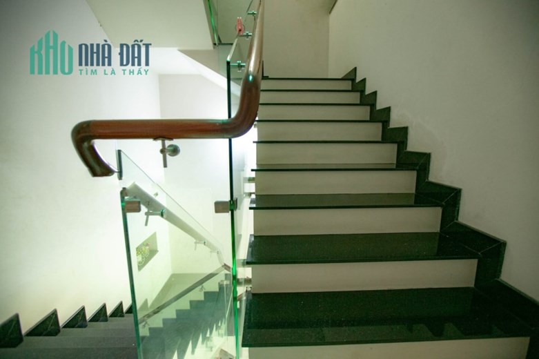 Nguyên căn mặt tiền đường D4, P.Tân Hưng, Quận 7.