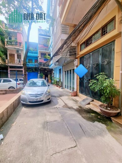 CHỦ CẦN BÁN GẤP NHÀ 5 TẦNG - GIÁ HƠN 5 TỶ - PHÂN LÔ ÔTÔ ĐẬU ĐỖ CỬA - CẠNH NHÀ LÀ SÂN CHƠI view