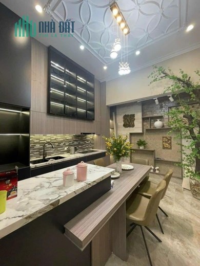 NHÀ MẶT PHỐ LONG BIÊN - VỈA HÈ - LÔ GÓC - NGÃ TƯ- KINH DOANH - THANG MÁY - 7 TẦNG.