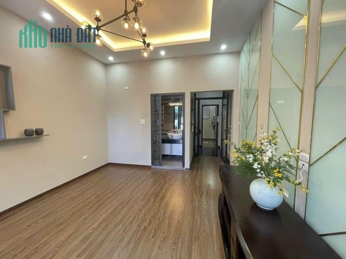 NHÀ MẶT PHỐ LONG BIÊN - VỈA HÈ - LÔ GÓC - NGÃ TƯ- KINH DOANH - THANG MÁY - 7 TẦNG.