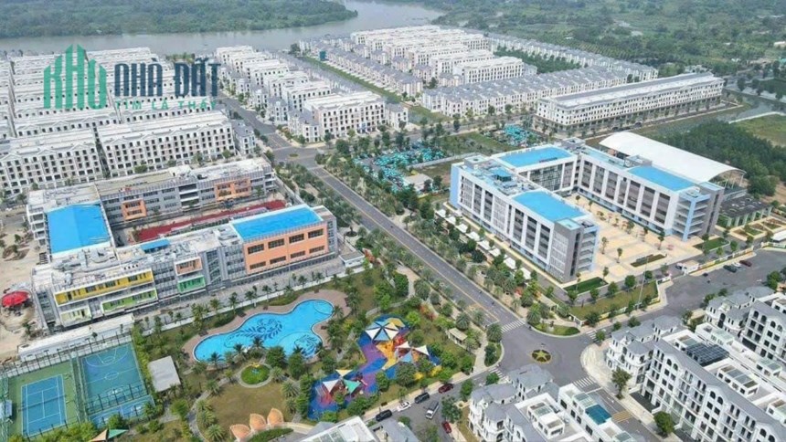 Cực Rẻ, Căn shophouse Đối diện công viên trường học Vinhomes, 28.1 tỷ, 162m2, 5 Tầng