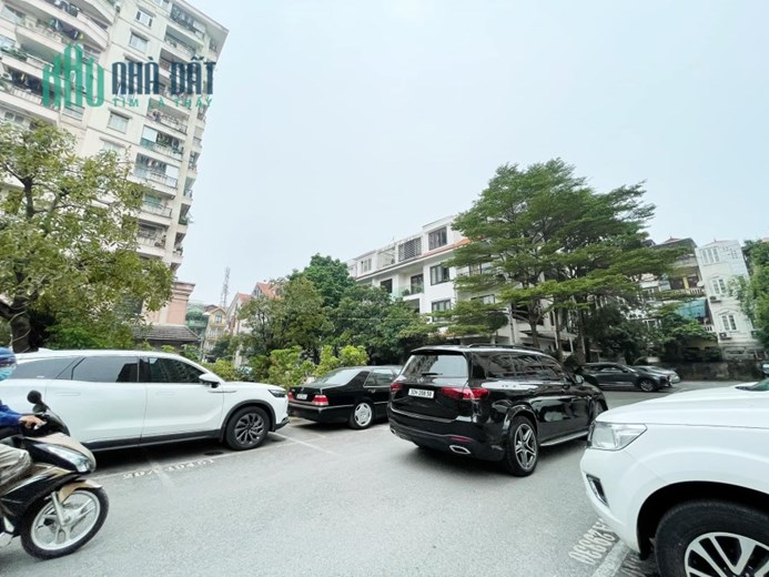Bán biệt thự Đội Nhân 145m2, 4 tầng, MT 8.2m, Lô góc 3 thoáng giá 3x tỷ