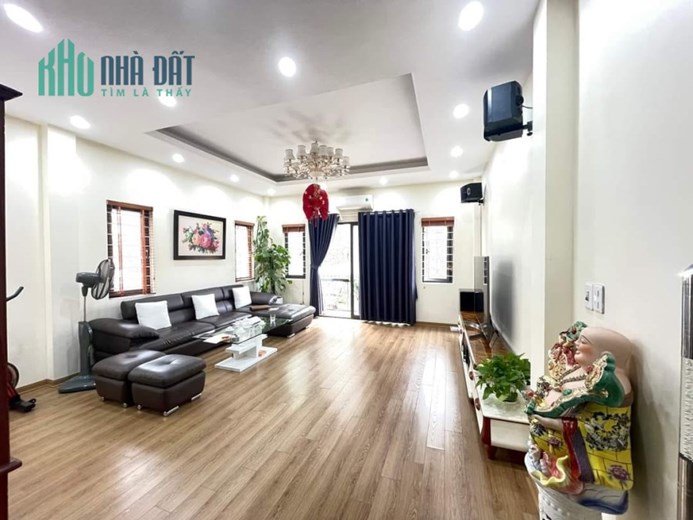 Bán nhà phố Nguyễn Văn Cừ, Lô góc, Ô tô, 65 m2, 5T, chỉ nhĩnh 9 tỷ.