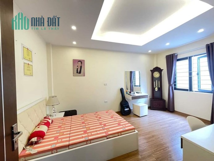 Bán nhà phố Nguyễn Văn Cừ, Lô góc, Ô tô, 65 m2, 5T, chỉ nhĩnh 9 tỷ.