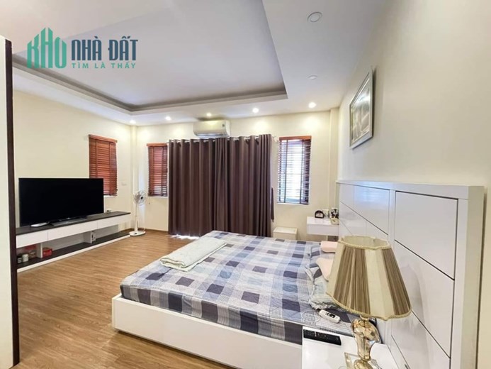 Bán nhà phố Nguyễn Văn Cừ, Lô góc, Ô tô, 65 m2, 5T, chỉ nhĩnh 9 tỷ.