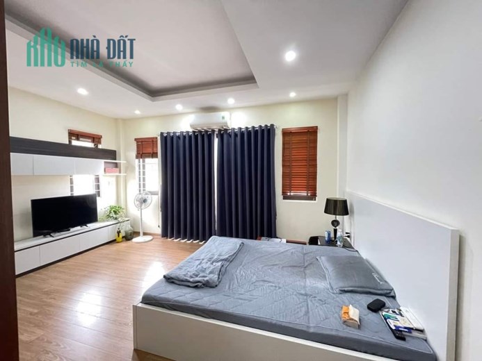 Bán nhà phố Nguyễn Văn Cừ, Lô góc, Ô tô, 65 m2, 5T, chỉ nhĩnh 9 tỷ.