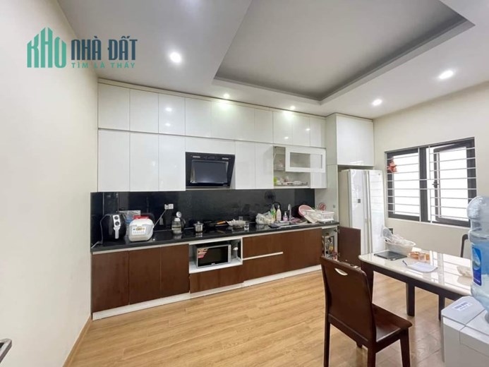 Bán nhà phố Nguyễn Văn Cừ, Lô góc, Ô tô, 65 m2, 5T, chỉ nhĩnh 9 tỷ.