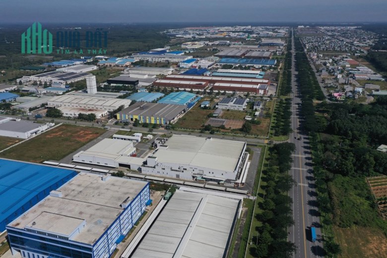 Cần bán lô đất đối diện cổng khu công nghiệp Bàu Bàng, mặt tiền đường 17m.