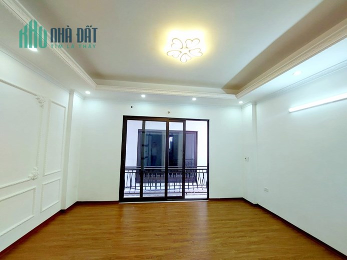 Lô góc, cách ô tô 15m, ngõ thông ở ngay bán nhà Trường Chinh, Đống Đa