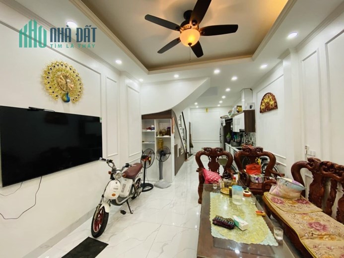 Bán nhà đẹp Ngõ 250 Khương Trung, sát phố, hai thoáng, sổ đỏ đẹp, 48m2*4T, nhỉnh 6 tỷ.