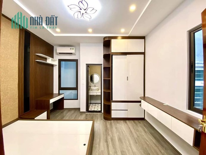 bán nhà mới BÁT KHỐI( LONG BIÊN), 4,5 TẦNG ,ô tô 7 chỗ  quay đầu trước nhà, gần 40 m2 chỉ hơn 3 tỷ