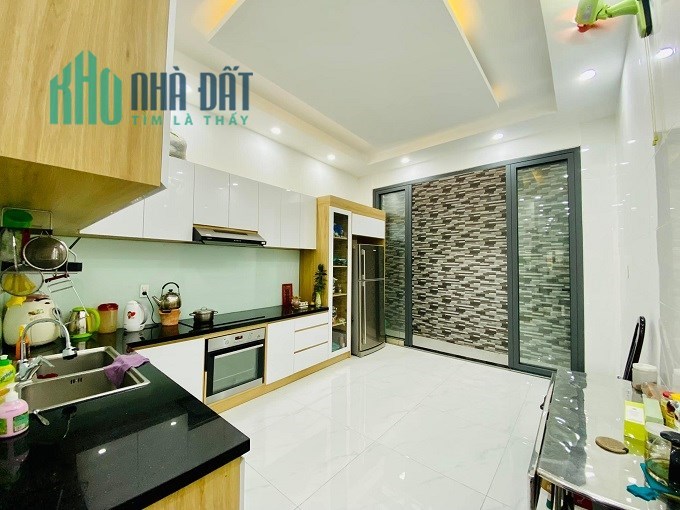 Bán nhà hạ chào sốc 12.5 tỷ, Nguyễn Hữu Cảnh, P22, Bình Thạnh, 135m2, 3 tầng, nở hậu.